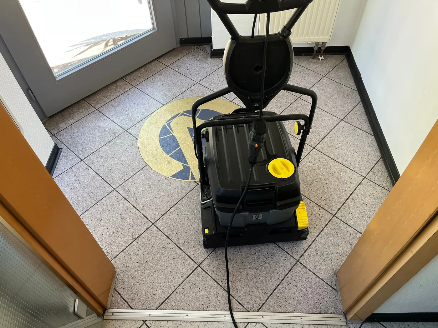 Büroreinigung in Reutlingen: maschinelle Bodenreinigung mit Scheuersaugmaschine im Eingangsbereich