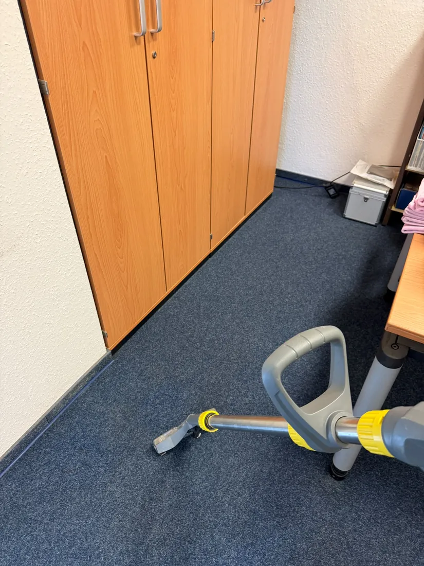 Büroreinigung in Reutlingen: Teppichboden in einem Büro wird gesaugt