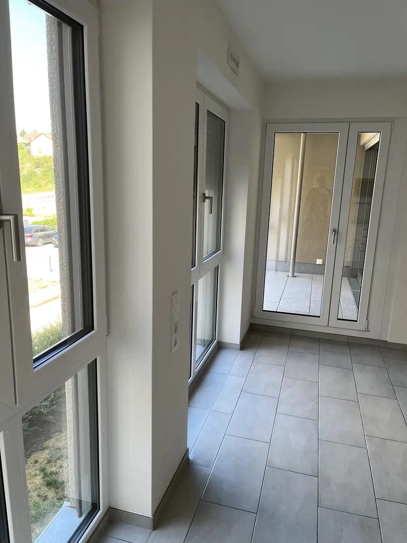 Gereinigte Fenster und Balkontüren nach der Grundreinigung einer Wohnung