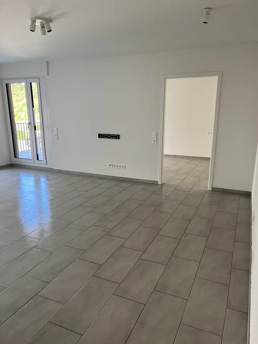 Wohnungsreinigung in Reutlingen: grundgereinigte, leere Wohnung mit glänzendem Fliesenboden nach Auszug
