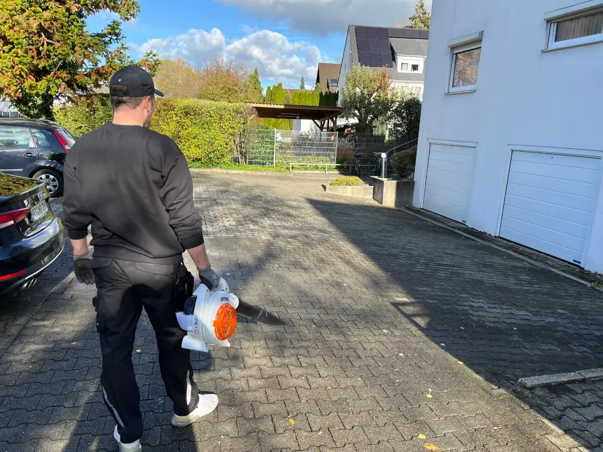 Hausmeisterservice in Reutlingen: Reinigung einer Hofeinfahrt mit dem Laubbläser
