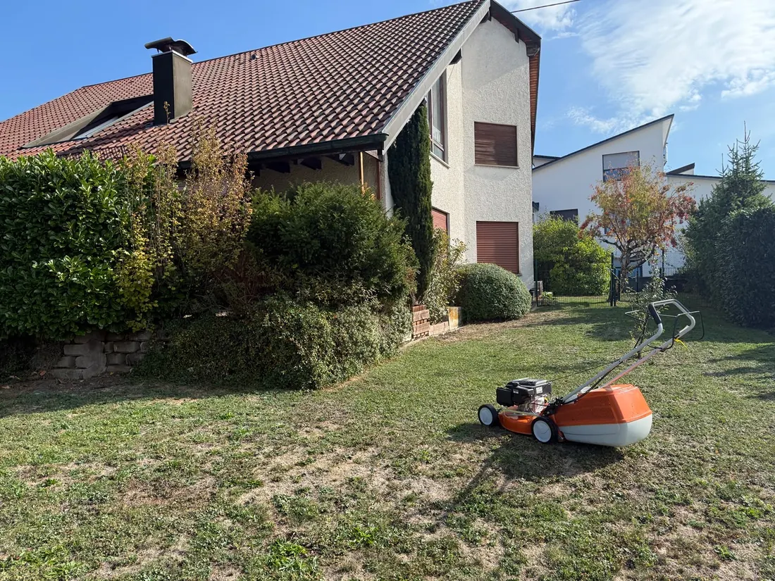 Objektbetreuung für Hausverwaltungen: gepflegter Garten eines leerstehenden Einfamilienhauses mit Rasenmäher