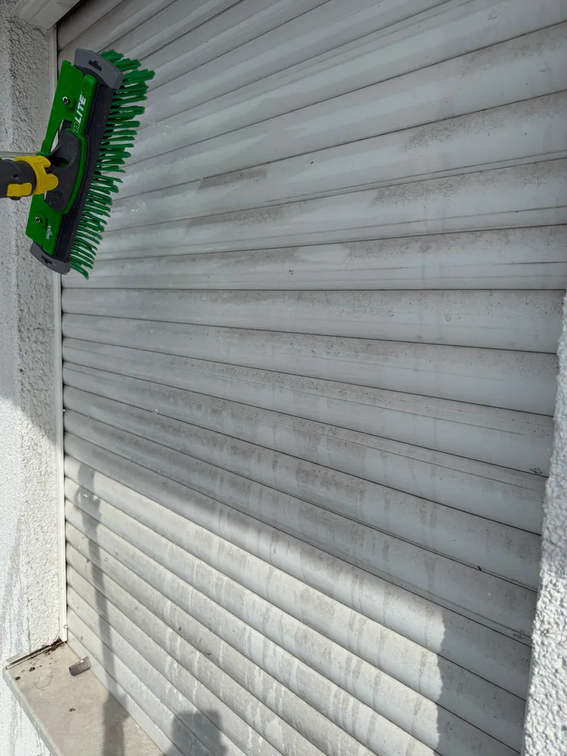 Rollladenreinigung in Reutlingen: verschmutzter Rollladen wird mit Reinstwasser-Bürste gereinigt