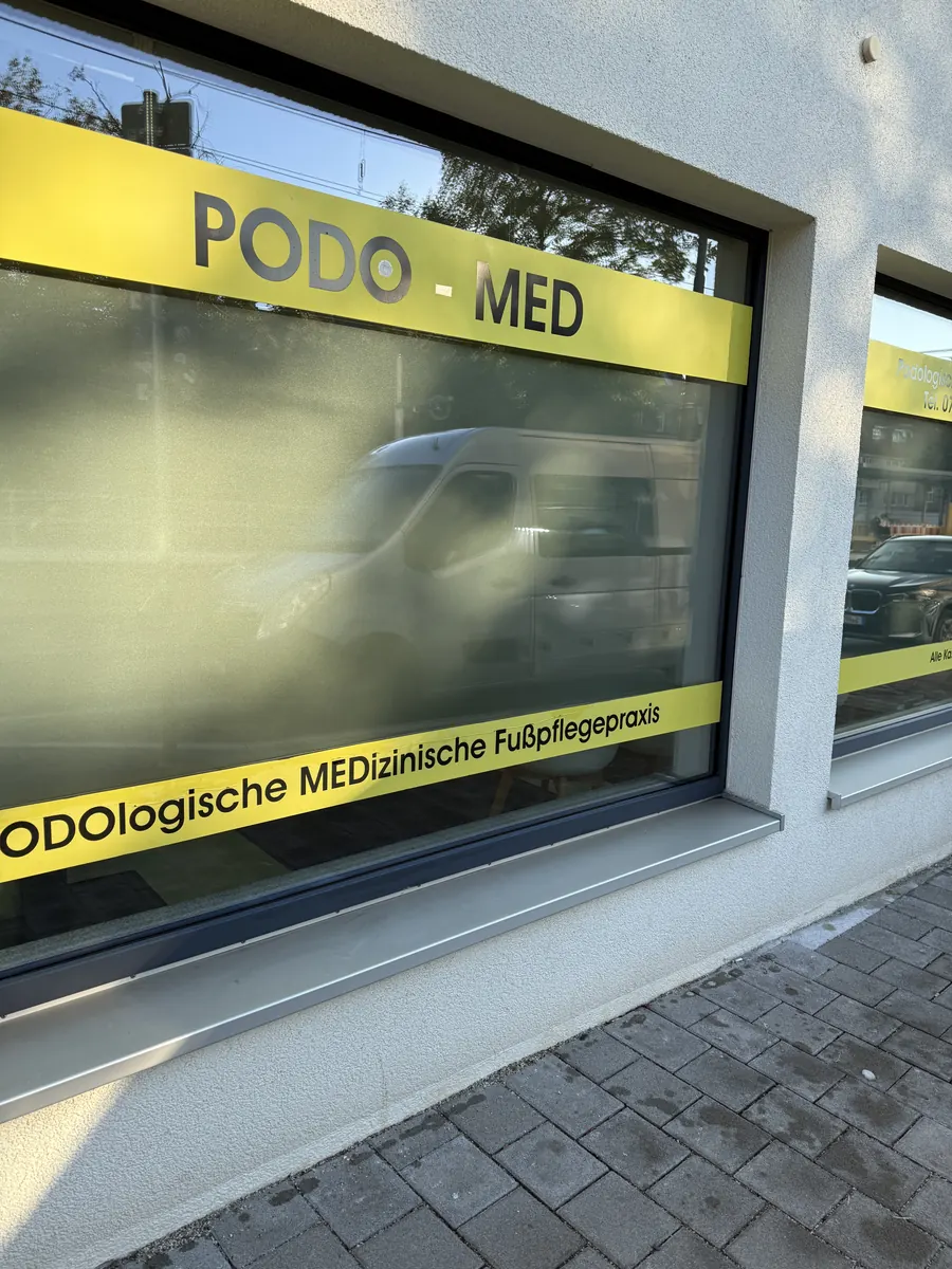 Nachher: streifenfrei gereinigte Schaufenster einer Podologiepraxis nach der Fensterreinigung durch H2 Clean