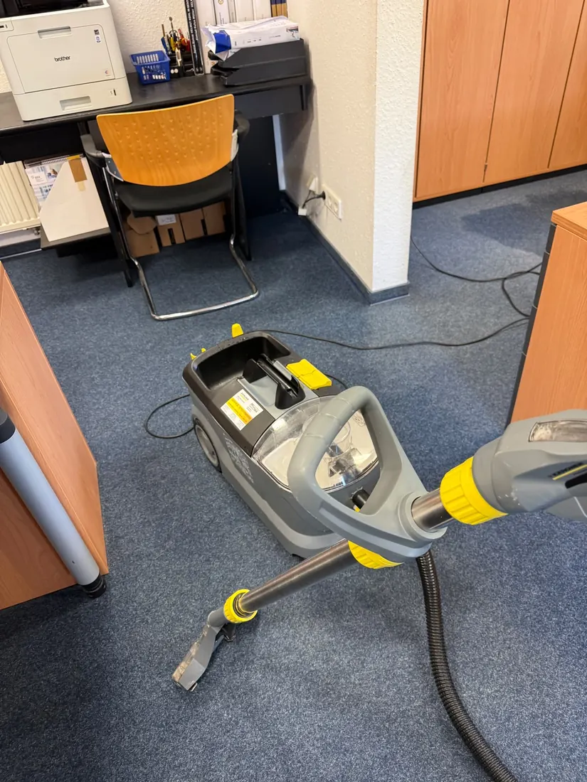 Teppichreinigung im Sprühextraktionsverfahren in einem Büro in Reutlingen