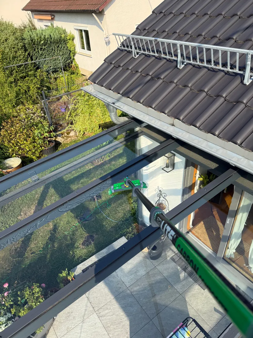 Glas- und Rahmenreinigung einer Terrassenüberdachung bei einem Privatkunden in Reutlingen