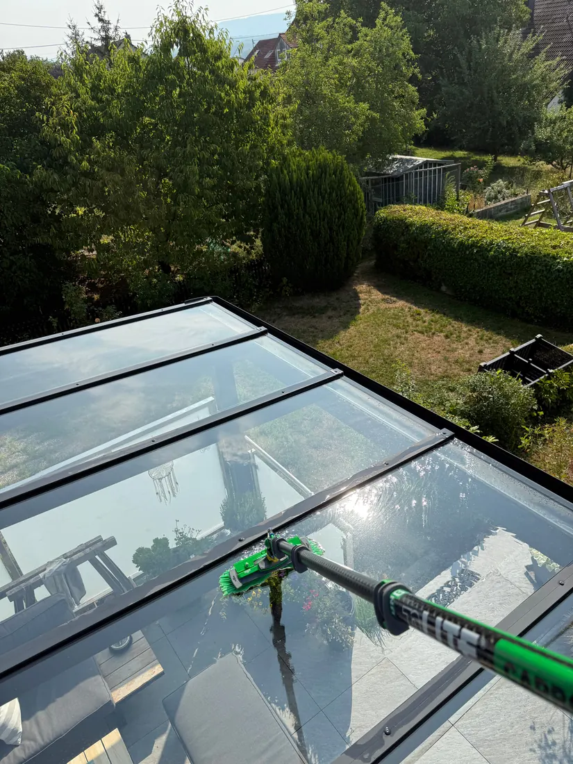 Glasreinigung in Reutlingen: Reinigung einer gläsernen Terrassenüberdachung mit Reinstwasser
