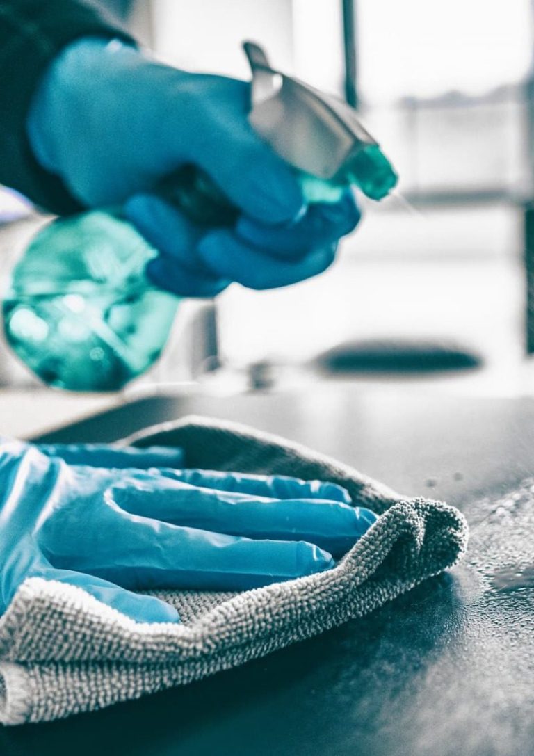 Hygienische Oberflächenreinigung mit Handschuhen und Sprühflasche – Unterhaltsreinigung in Reutlingen
