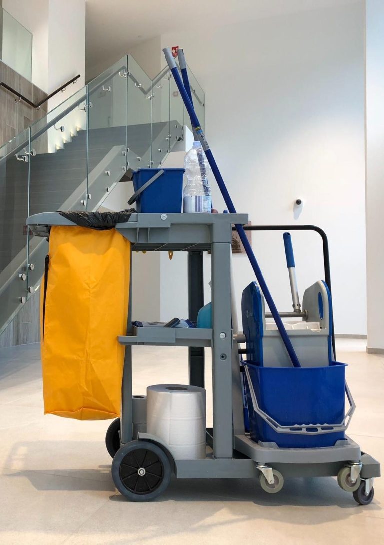 Reinigungswagen in modernem Firmengebäude – Grundreinigung in Reutlingen